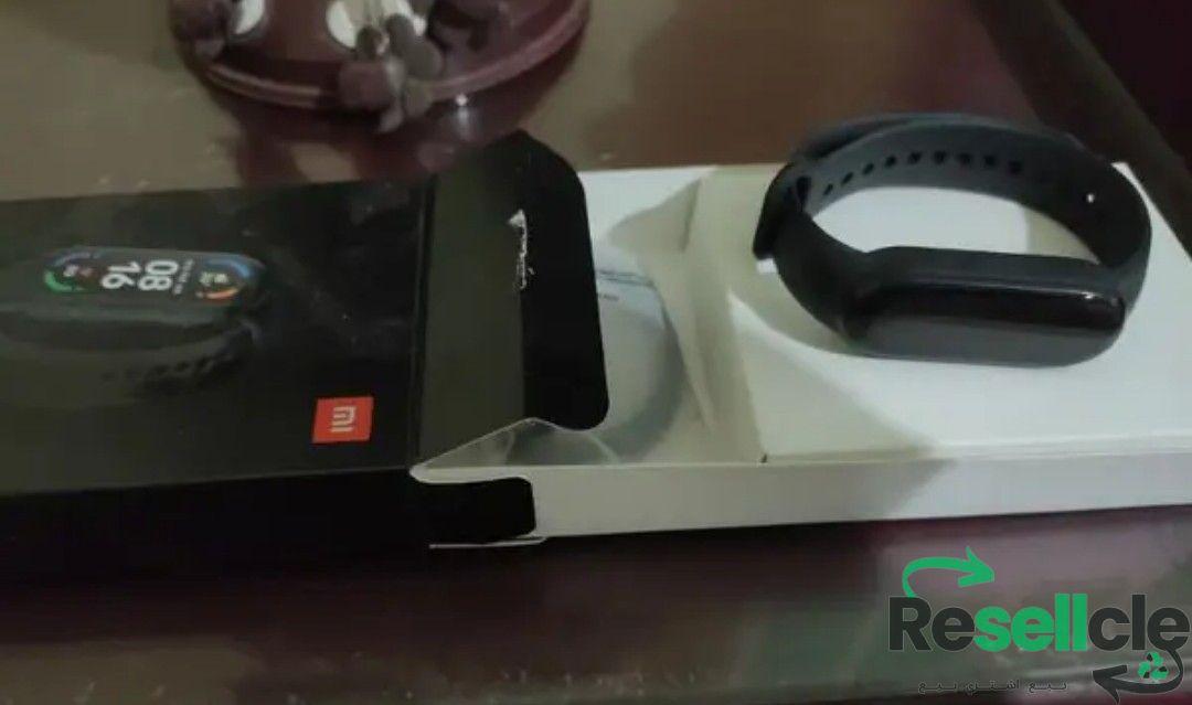 شاومي باند ٦ جديدة لم تستخدم بحالتها ومعاها ستراب هدية