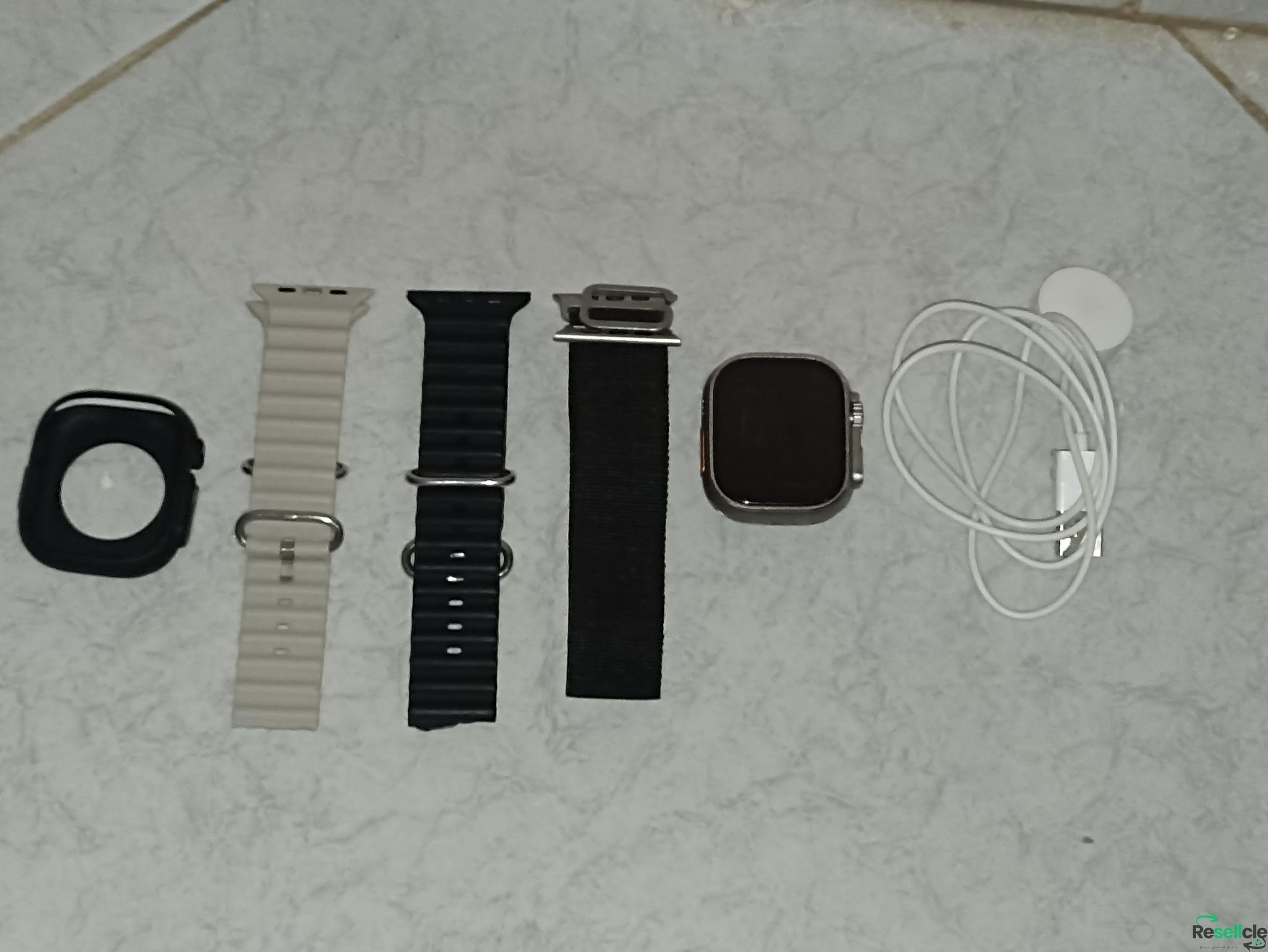 ساعه ديجيتال Hk9 ultra 2 استعمال اسبوع فقط معاه الشاحن وثلاثه استيك وجراب واسكرينه على الساعه 