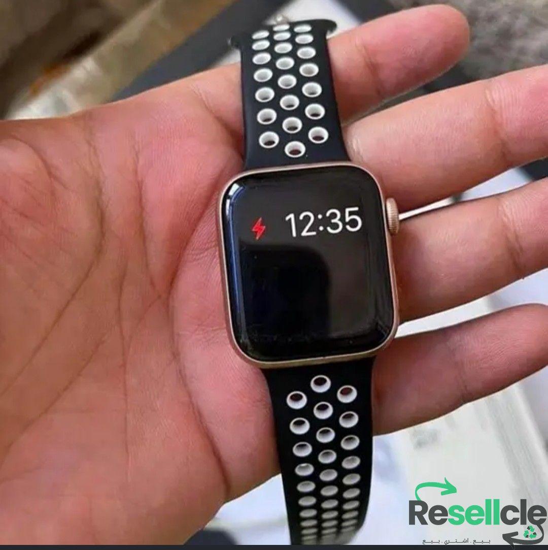 Apple Watch SE 40mm with extremely good condition