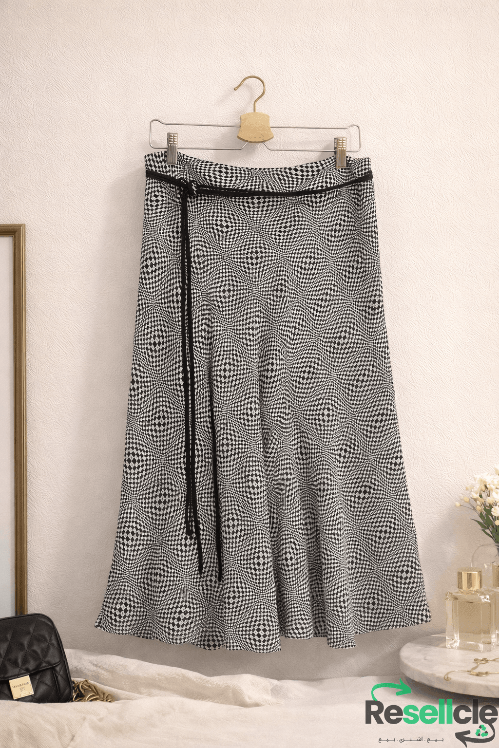 تنورة ميدي عصرية من ماركة MNG بنقشة أنيقة من اللونين ابيض وأسود وحزام أسود – مقاس لارج L ( 40 )